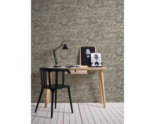 Arbeitszimmer mit Schreibtisch, Stuhl, Lampe und Wandtapete in Steinoptik