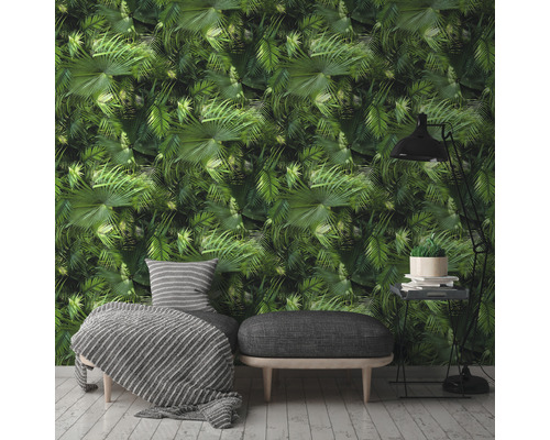 Wohnraum mit Deko-Tapete mit Pflanzenmuster, Sofa und Stehlampe