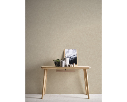 Scène décorative avec une table en bois clair, une plante, des bougies et une image sur le mur