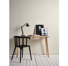 Bureau avec lampe, chaise et décoration