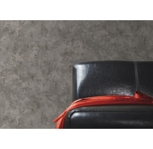Papier peint imitation béton à côté d''un fauteuil en cuir noir