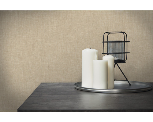 Detailaufnahme einer beigen Vliestapete im Wohnzimmer mit Kerzenleuchter