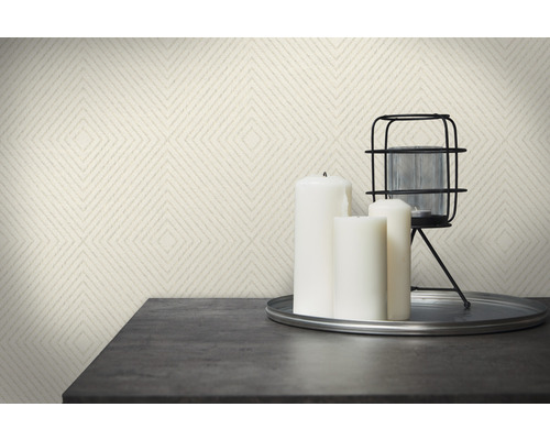 Raumansicht mit gemusterter Tapete und Dekorationsartikeln