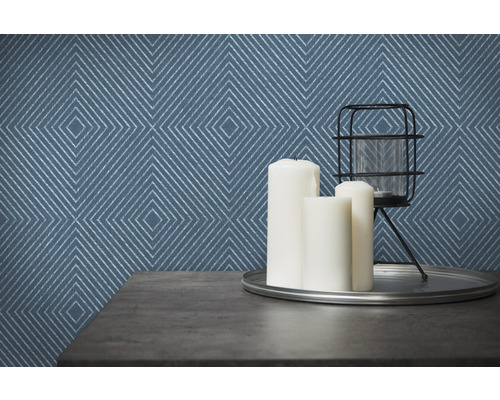 Dekorative Tapete mit geometrischem Rautenmuster im Interieur