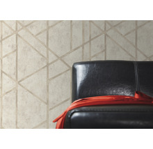 Tapete mit geometrischem Muster im Raum mit Sessel
