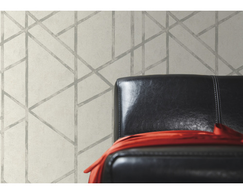 Tapete mit geometrischem Muster hinter einem Sessel