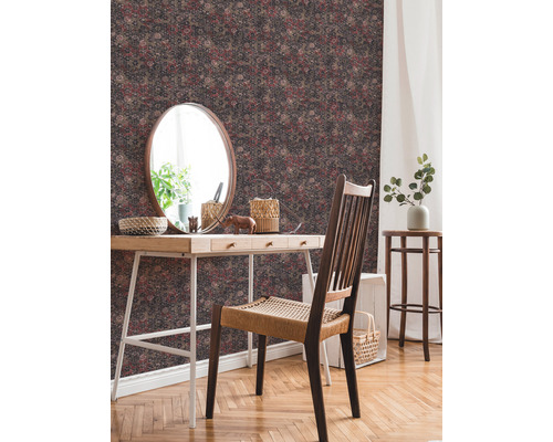 Dekoratives Zimmer mit gemusterter Tapete, Spiegel und Holztisch