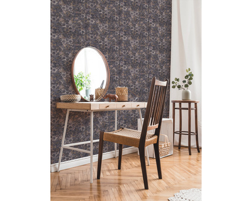 Dekoratives Zimmer mit gemusterter Tapete, Schreibtisch und Stuhl.