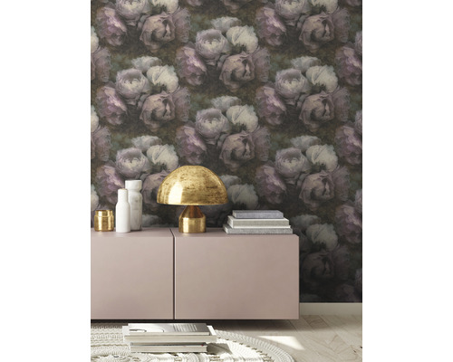 Nahaufnahme eines Raumes mit einer mit Blumenmustern verzierten Tapete, einem Schrank, einer Lampe und einigen Büchern