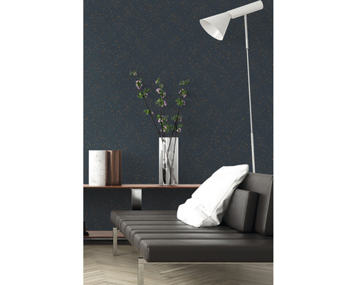 Salon avec papier peint à motifs, canapé et lampadaire