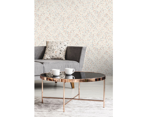 Salon avec papier peint terrazzo, canapé gris et table basse