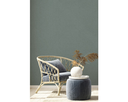 Coin salon décoratif avec fauteuil en rotin et table d''appoint