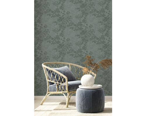 Scène avec papier peint à motifs floraux, fauteuil et tabouret