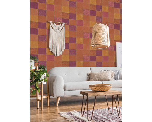 Wohnzimmer mit Sofa, Holztisch, Hängeleuchte, Wandteppich und Wandgestaltung im Fliesenmuster