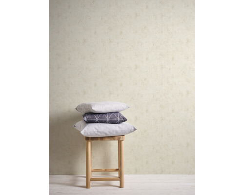 Szene mit Mustertapete, Hocker und Kissenstapel