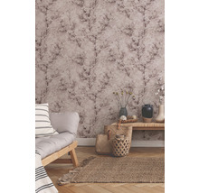 Wohnzimmer mit Couch, Teppich und floral gemusterter Tapete
