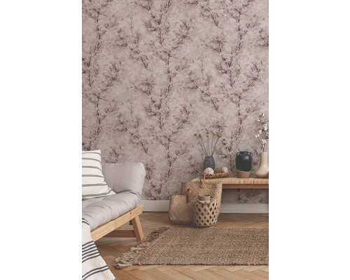 Salon avec canapé, tapis et papier peint à motifs floraux