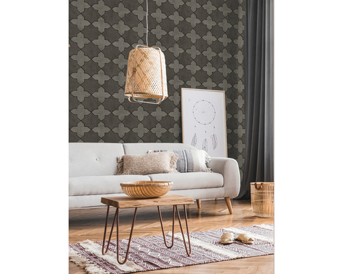 Wohnzimmer mit gemusterter Tapete, Sofa und Holztisch