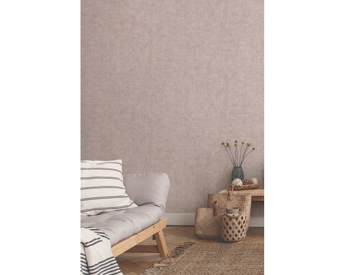 Szene mit einem Futonbett, Dekorationen und einer strukturierten Tapete