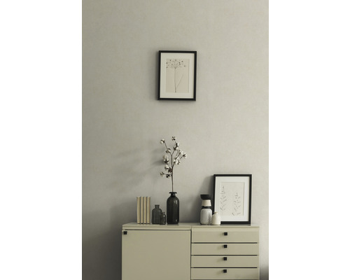 Dekoratives Interieur mit Kommode, Bildern und Vasen für Wohnraumgestaltung