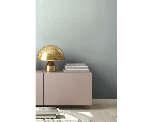 Wohnzimmer mit Kommode, Lampe und Büchern