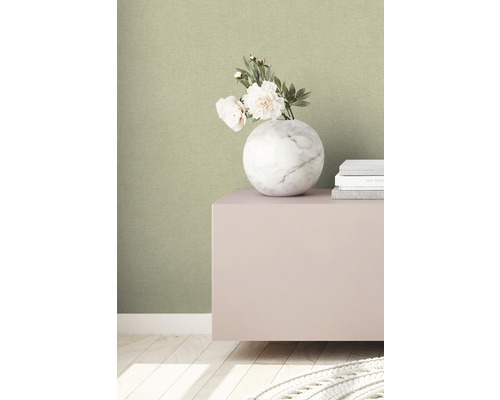 Nahaufnahme einer grünen Struktur Tapete mit einem Marmorvase und Büchern auf einem Schrank