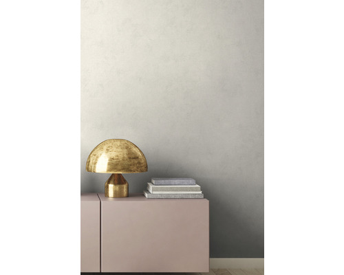 Dekorative Szene mit Kommode, Lampe und Büchern für eine stilvolle Inneneinrichtung