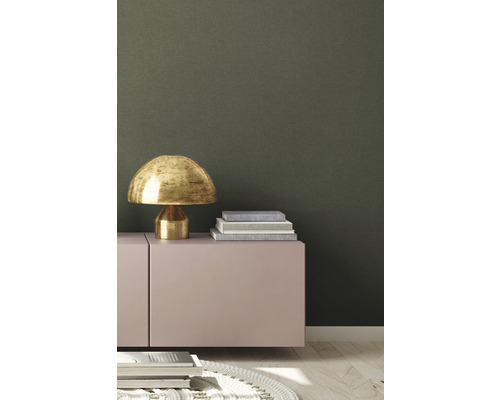 Innenraum mit Sideboard, Lampe und Dekorationsgegenständen