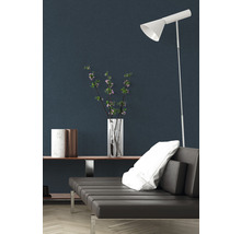 Wohnzimmer mit Liege, Stehlampe und Dekoration