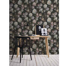 Pièce décorative avec un papier peint photo à motif floral, un bureau et une chaise.