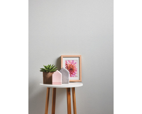 Décorations avec pot de fleurs, maisons et cadre sur une table