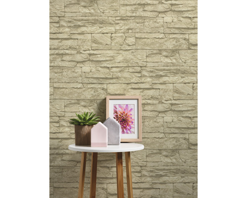 Dekorative Stein-Optik Tapete hinter Beistelltisch mit Dekoration