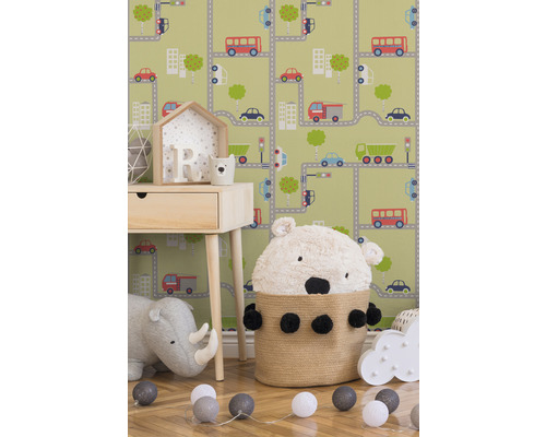 Kinderzimmer mit Kindertapete, Nachttisch, Spielzeug und dekorativen Kugeln.