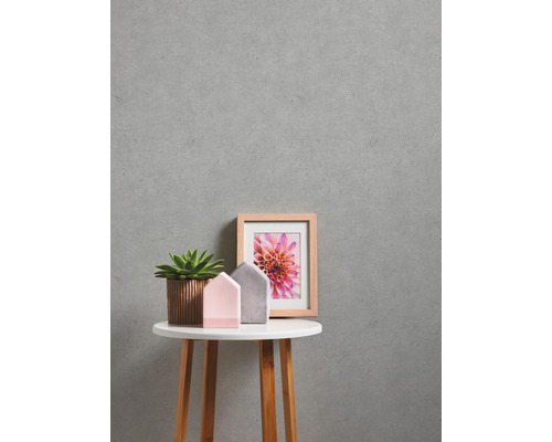 Nature morte décorative avec succulente, maisons et cadre photo sur une table d''appoint