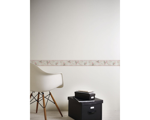 Szene mit floraler Bordüre an der Wand, einem Stuhl und Aufbewahrungsboxen