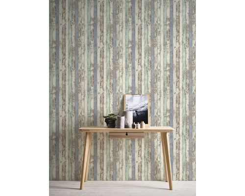 Mur décoratif avec papier peint imitation bois et table en bois clair