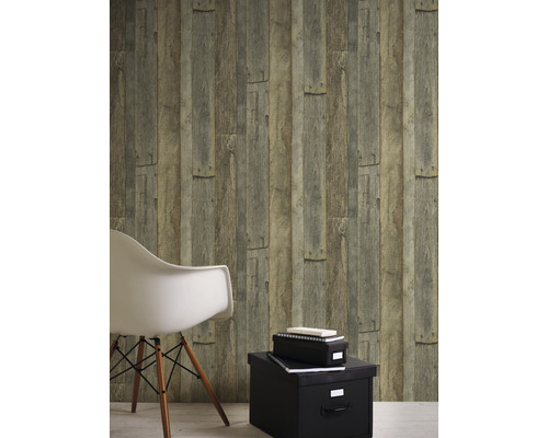 Raum mit Holzoptik Tapete, Stuhl und Aufbewahrungsboxen