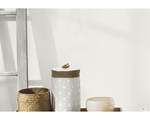 Dekoratives Stillleben mit Korb, Behälter und Leiter