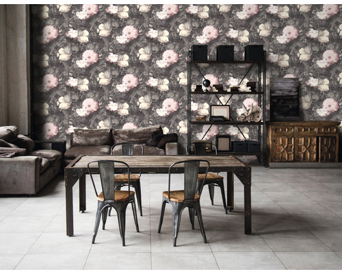 Wohnraum mit Tapete mit Blumenmuster, Esstisch und Stühlen