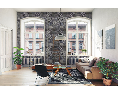 Wohnzimmer mit gemusterter Tapete, Sofa, Sessel und Holzboden