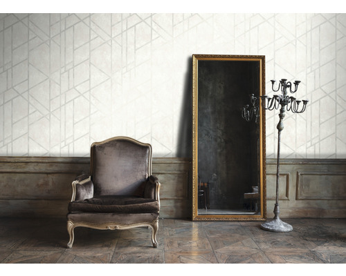 Wohnzimmer mit geometrischer Tapete, Sessel, Spiegel und Kerzenständer