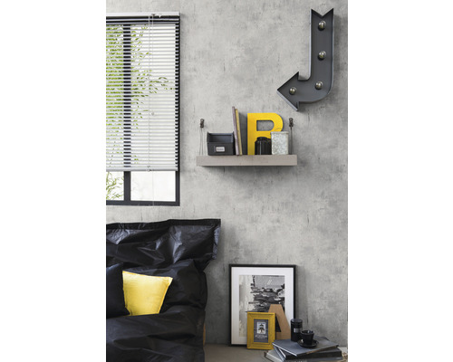 Chambre avec lit, étagère et éléments décoratifs