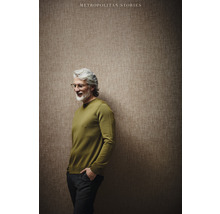 Mann mit Pullover vor einer Wand mit Tapete der Kollektion Metropolitan Stories
