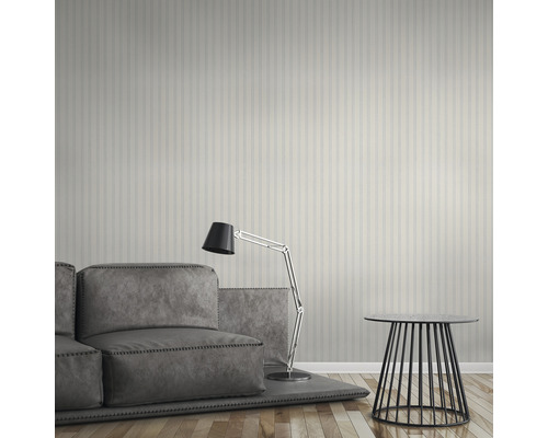 Wohnzimmer mit Couch, Stehlampe und gestreifter Tapete