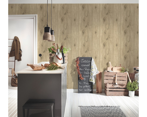 Intérieur lumineux avec un papier peint mural aspect bois, un comptoir de cuisine et des éléments décoratifs.