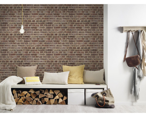 Mur en briques décoratif avec coin salon, coussins et bûches pour un intérieur chaleureux