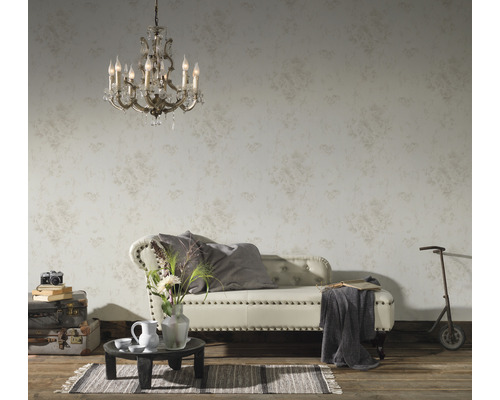 Klassisch eingerichtetes Wohnzimmer mit Kronleuchter, Tapete, Sofa und Dekoration