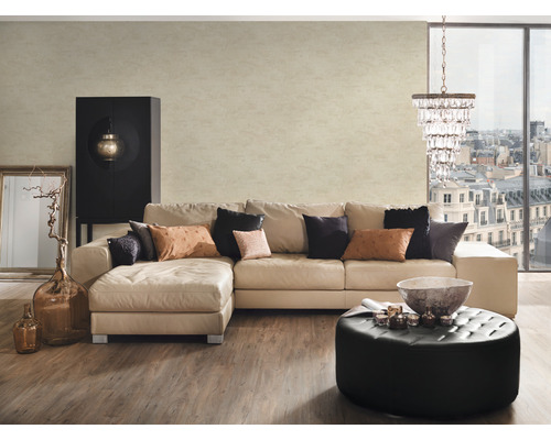 Salon avec canapé d''angle, coussins, table d''appoint, lampadaire et articles de décoration