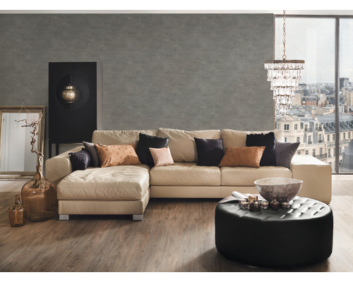 Salon avec canapé en cuir, ottoman et décorations