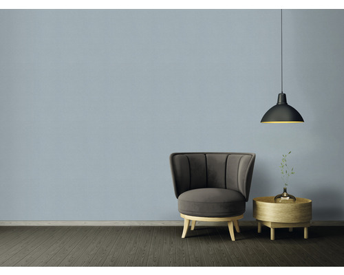 Wohnzimmer mit Sessel, Beistelltisch und Pendelleuchte